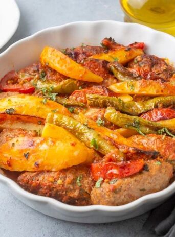 Κεφτέδες με πράσα και πατάτες στον φούρνο