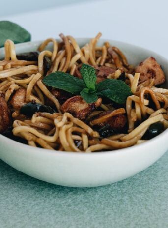 Noodles με κοτόπουλο, γάλα καρύδας και λαχανικά
