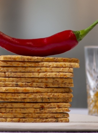 Κράκερ με σκληρό τυρί Δανίας και πιπεριά chilli 
