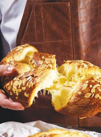 Συνταγή για τσουρέκι από τον Στέλιο Παρλιάρο