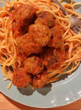 Πώς θα φτιάξεις την τέλεια μακαρονάδα με κεφτεδάκια