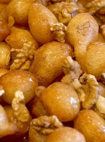 Νηστίσιμοι λουκουμάδες με μέλι, κανέλα και καρύδια