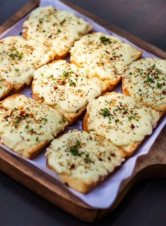 Σκορδόψωμο με λιωμένο τυρί