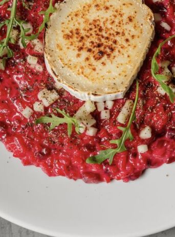 Ριζότο παντζαριού με καραμελωμένο κατσικίσιο τυρί και αχλάδι