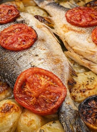 Τσιπούρα στον φούρνο με πατάτες, κρεμμύδια, λεμόνια και ντομάτα