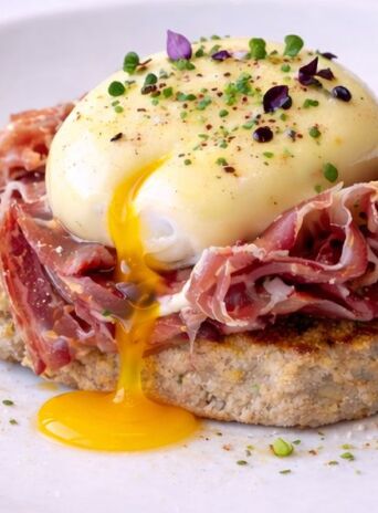 Αυγά ποσέ με προσούτο και σπιτική σάλτσα hollandaise σε φρυγανισμένο ψωμί