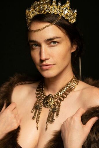 Η τιάρα βγαίνει από το παλάτι και μπαίνει στην καθημερινή γκαρνταρόμπα