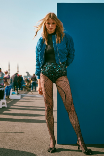 Χωρίς παντελόνι, αλλά με στιλ: Η τάση που κυριαρχεί φέτος