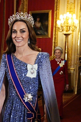 Ντύσου όπως η Κέιτ Μίντλετον: 10 μπλε φορέματα με παγιέτα που βρήκαμε στην αγορά