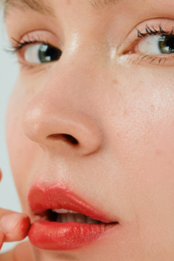Popsicle Lips: Η πιο ζουμερή απόχρωση της φράουλας φτάνει στα χείλη