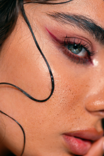 Μακιγιάζ: Το κόκκινο eyeliner αρχίζει να γίνεται κανονική τάση