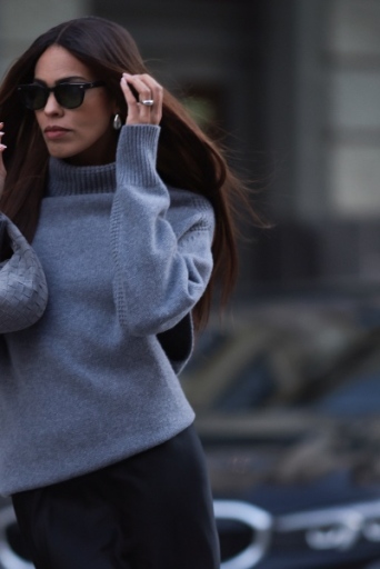 Γκρι πουλόβερ: Πώς θα συνδυάσεις το hero piece της σεζόν