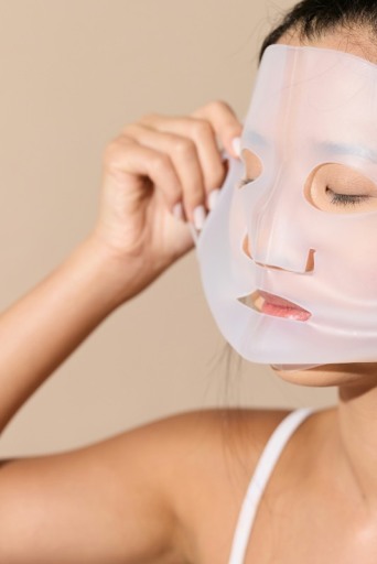 κοπέλα που βάζει μάσκα