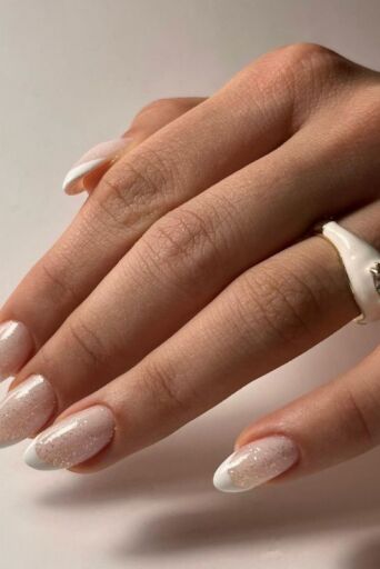 Μανικιούρ: Δέκα σχέδια με glitter που θα ζητήσεις στο επόμενο ραντεβού