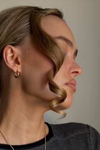 Milk Tea Hair: Αυτή είναι η απόχρωση μαλλιών που δείχνει το πρόσωπο