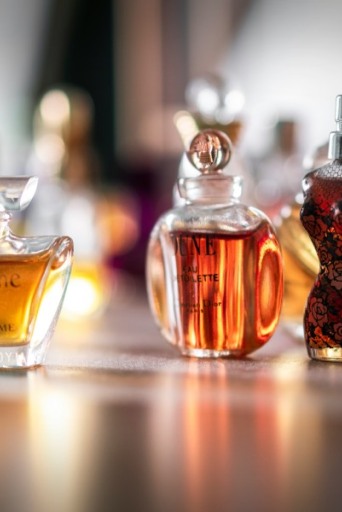 Honey perfumes: Τα αρώματα που μυρίζουν πανάκριβα (και γλυκά)