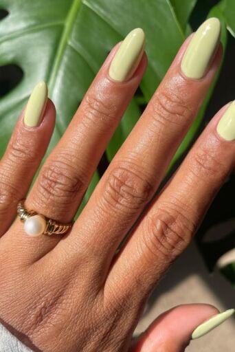 Pistachio nails: Η πιο chic παστέλ τάση στο μανικιούρ 