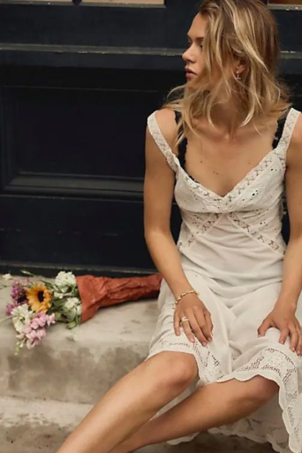 Φόρεμα με δαντέλα eyelet
