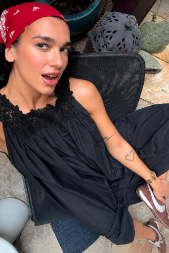 Dua Lipa με μπαντάνα 