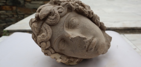 Η μαρμάρινη κεφαλή του Απόλλωνα από τα πιο σημαντικά ευρήματα των τελευταίων δεκαετιών