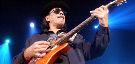 Ο κιθαρίστας Κάρλος Σαντάνα πάνω στη σκηνή