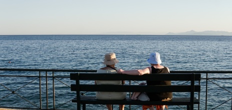 Συνταξιούχοι σε παγκάκι