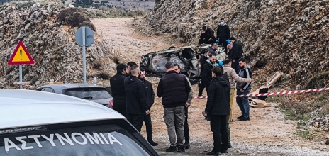 Αστυνομικοί στο σημείο όπου βρέθηκε το αυτοκίνητο διαφυγής των εκτελεστών του Γιάννη Λάλα