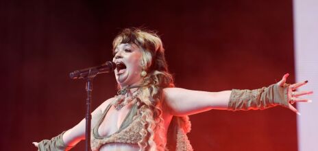 Lola Young και Olivia Dean προηγούνται στις υποψηφιότητες των BRIT Awards