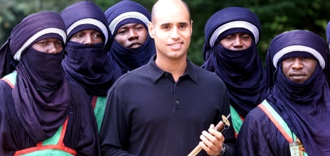 Ο Σαΐφ Καντάφι, γιος του Λίβυου ηγέτη με μέλη της φυλής Τουαρέγκ, 2002