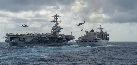 Το αεροπλανοφόρο Lincoln κατά τη διάρκεια ανεφοδιασμού