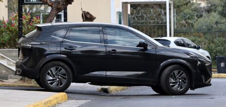 H μεταγωγή του γκαλερίστα στα δικαστήρια