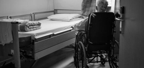 Σοκ σε ξενώνα φροντίδας: Nοσηλεύτρια στοιχημάτιζε πότε θα πεθάνει ασθενής