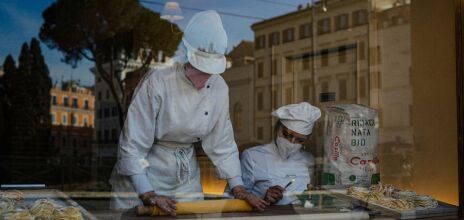 Η νέα τουριστική παγίδα της Ρώμης κρύβεται πίσω από βιτρίνα με φρέσκα ζυμαρικά