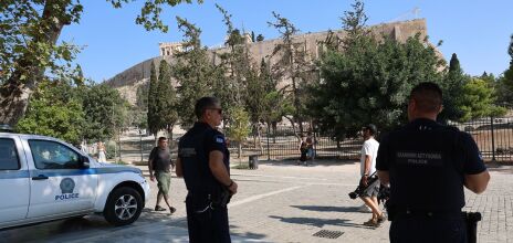 Επίθεση με μαχαίρι στην Ακρόπολη: «Ξαφνικά την είδαμε με αίματα» - Τι λένε αυτόπτες μάρτυρες