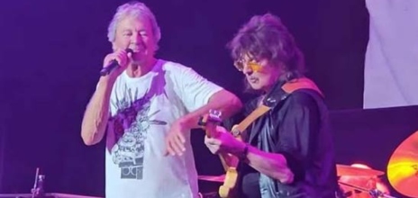 Ο Ritchie Blackmore ερμηνεύει το «Smoke on the Water» με τους Deep Purple για πρώτη φορά από το 1993