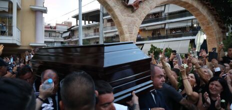 Γιώργος Μαζωνάκης: Με δάκρυα, χειροκροτήματα και φωνές υποδέχθηκαν τη σορό στη Νίκαια