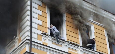 Συγκλονιστικές εικόνες στο Κίεβο: Πολίτες πηδούν από τα παράθυρα του φλεγόμενου κτιρίου της Εθνικής Ακαδημίας Επιστημών 