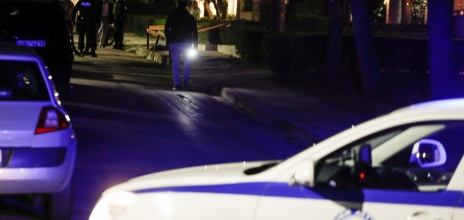 Περιπολικό σε βραδινό περιστατικό και κόσμος συγκεντρωμένος σε σημείο