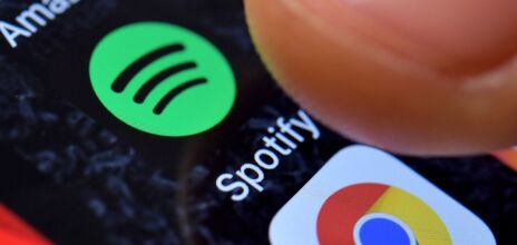 Συνδρομήτρια κατηγορεί το Spotify ότι πουλά κρυφά θέσεις σε playlists, παραπλανώντας χρήστες ότι οι προτάσεις βασίζονται μόνο στις προτιμήσεις τους.