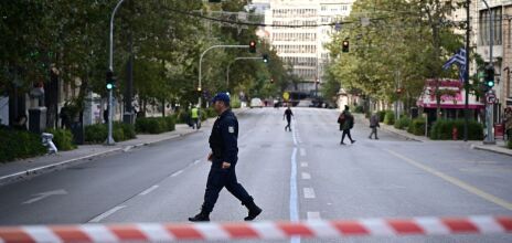 Η ΕΛΑΣ προχώρησε σε 19 προσαγωγές και μία σύλληψη, έπειτα από προληπτικούς ελέγχους γύρω από το Πολυτεχνείο - Εντοπίστηκαν σφυρί και ναρκωτικά.