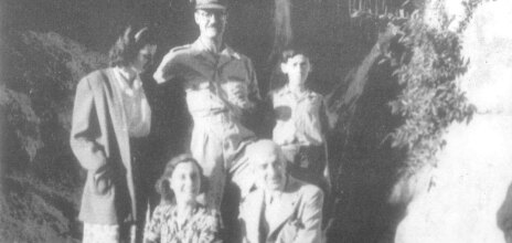 Λίβανος 1944 - Όρθιοι: Λένα, Αριστείδης (Τίτης) Τσαουσόπουλος, Χρήστος. Καθιστοί: Έλζα, Μήτσος © Προσωπικό αρχείο Μέμης Σπυράτου