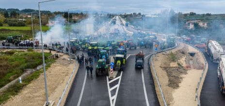 Κλιμακώνονται οι κινητοποιήσεις των αγροτών: Χιλιάδες τρακτέρ σε τελωνεία και οδικούς άξονες - Τα σημεία αποκλεισμού σε όλη την Ελλάδα