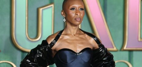 Η Σίνθια Ερίβο γράφει ιστορία στις Χρυσές Σφαίρες με το «Wicked» - Γίνεται η πρώτη μαύρη ηθοποιός με διαδοχική υποψηφιότητα στην κατηγορία μιούζικαλ/κωμωδίας.