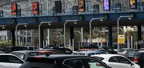 Διακοπή κυκλοφορίας στα διόδια Αφιδνών - Φωτιά σε φορτηγό στο ρεύμα προς Αθήνα