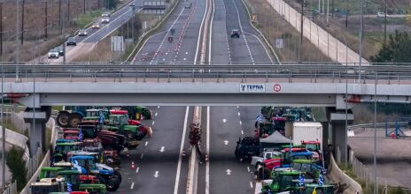 Πού υπάρχουν τώρα αγροτικά μπλόκα - Οι εναλλακτικές διαδρομές για τους εκδρομείς