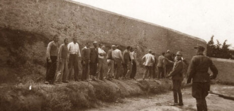 Φωτογραφία που φέρεται να απεικονίζει την εκτέλεση 200 Ελλήνων αντιστασιακών στο Σκοπευτήριο της Καισαριανής το 1944