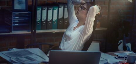 Burnout: Γιατί δεν φταίει (μόνο) η δουλειά και γιατί δεν αρκεί μια άδεια όταν νιώθουμε υπερκόπωση