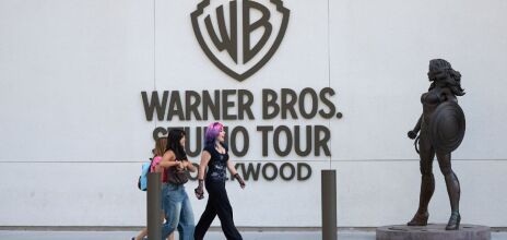 Η Warner Bros Discovery δίνει 7 ημέρες στην Paramount για βελτιωμένη προσφορά, ενώ παραμένει δεσμευμένη στη συμφωνία με το Netflix.