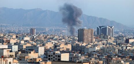 Το Ισραήλ σφυροκοπά την Τεχεράνη, με πυραύλους απαντά το Ιράν - Στις φλόγες το αεροδρόμιο Μεχραμπάντ 