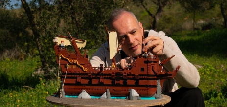 Ο Έλληνας designer Βαγγέλης Ντεζές μιλά για το LEGO Ideas σετ των Goonies, τη δεκαετή προσπάθεια πίσω από αυτό και τη συνεργασία με τη LEGO.